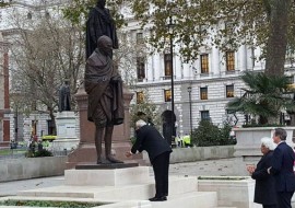 Prime Minister Narendra Modi paying homage to Mahatma Gandhi at Parliament Square in UK. Twitter: @MEAIndia